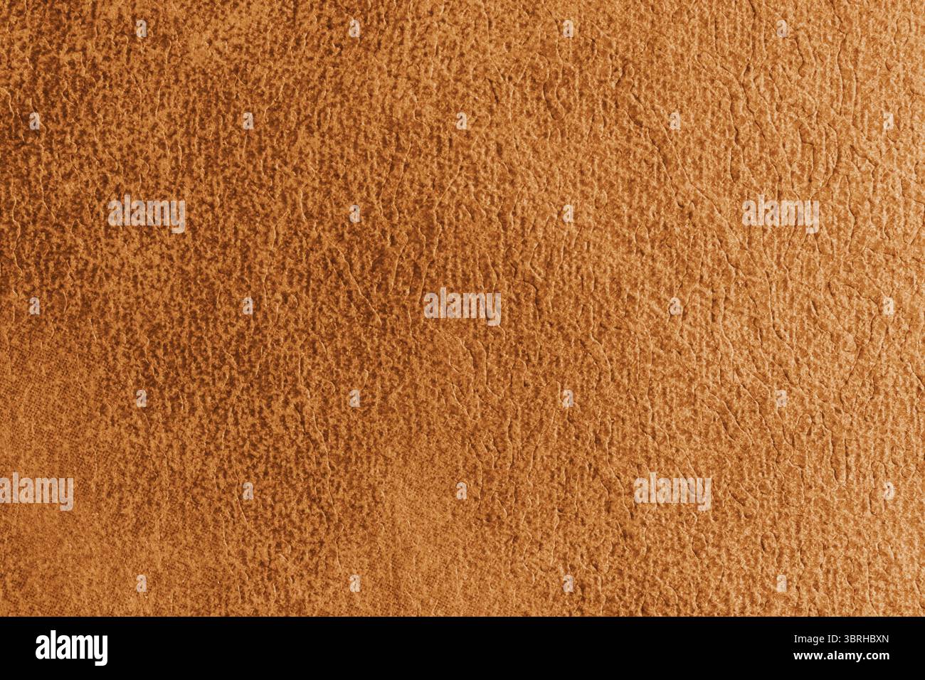 Nahaufnahme, Makrostruktur aus orangefarbenem Wildleder mit abstrakter Prägung, Shabby und unordentlicher Textur. Polsterung, dekorative Stoffstruktur, Leinwand für Zuhause Stockfoto