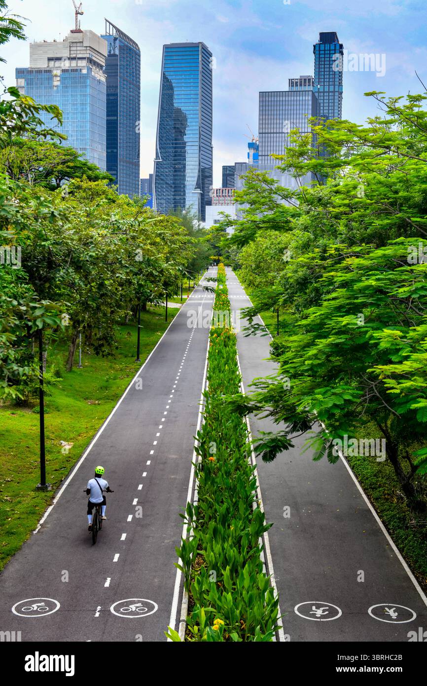 Blick auf die Rad- und Joggingwege im Benjakitti Park am Abend, Bangkok, Thailand. Stockfoto