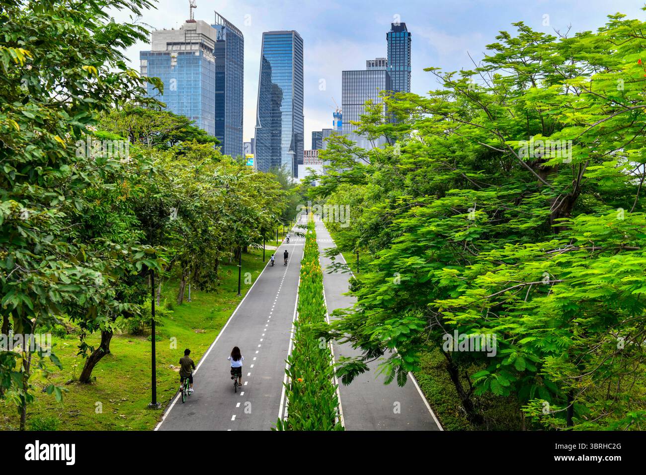 Blick auf die Rad- und Joggingwege im Benjakitti Park am Abend, Bangkok, Thailand. Stockfoto