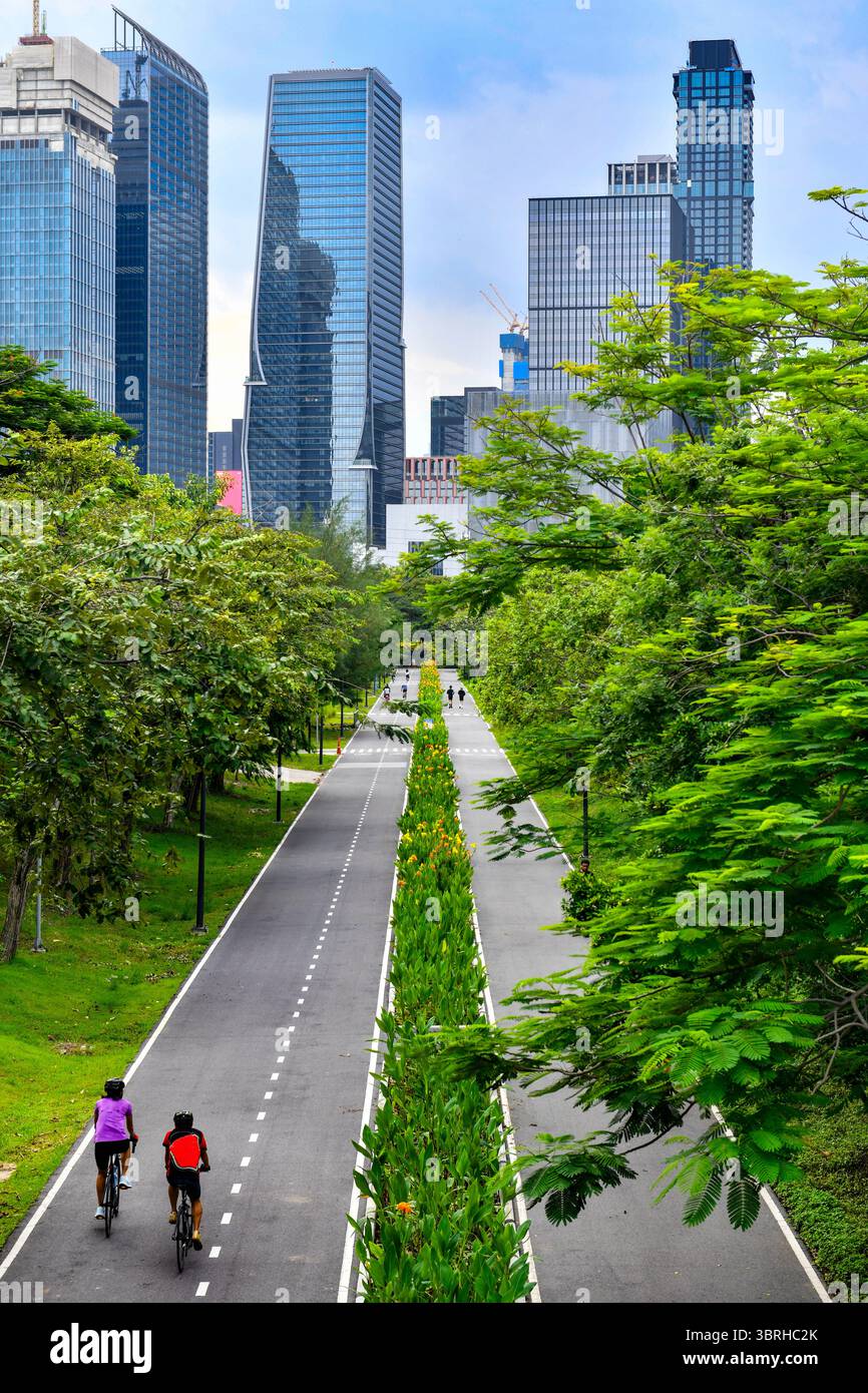 Blick auf die Rad- und Joggingwege im Benjakitti Park am Abend, Bangkok, Thailand. Stockfoto