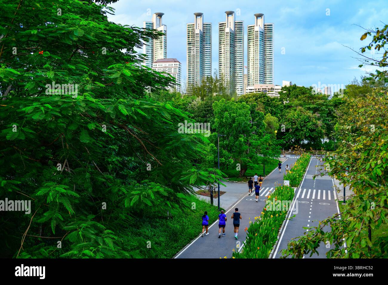 Blick auf die Rad- und Joggingwege im Benjakitti Park am Abend, Bangkok, Thailand. Stockfoto