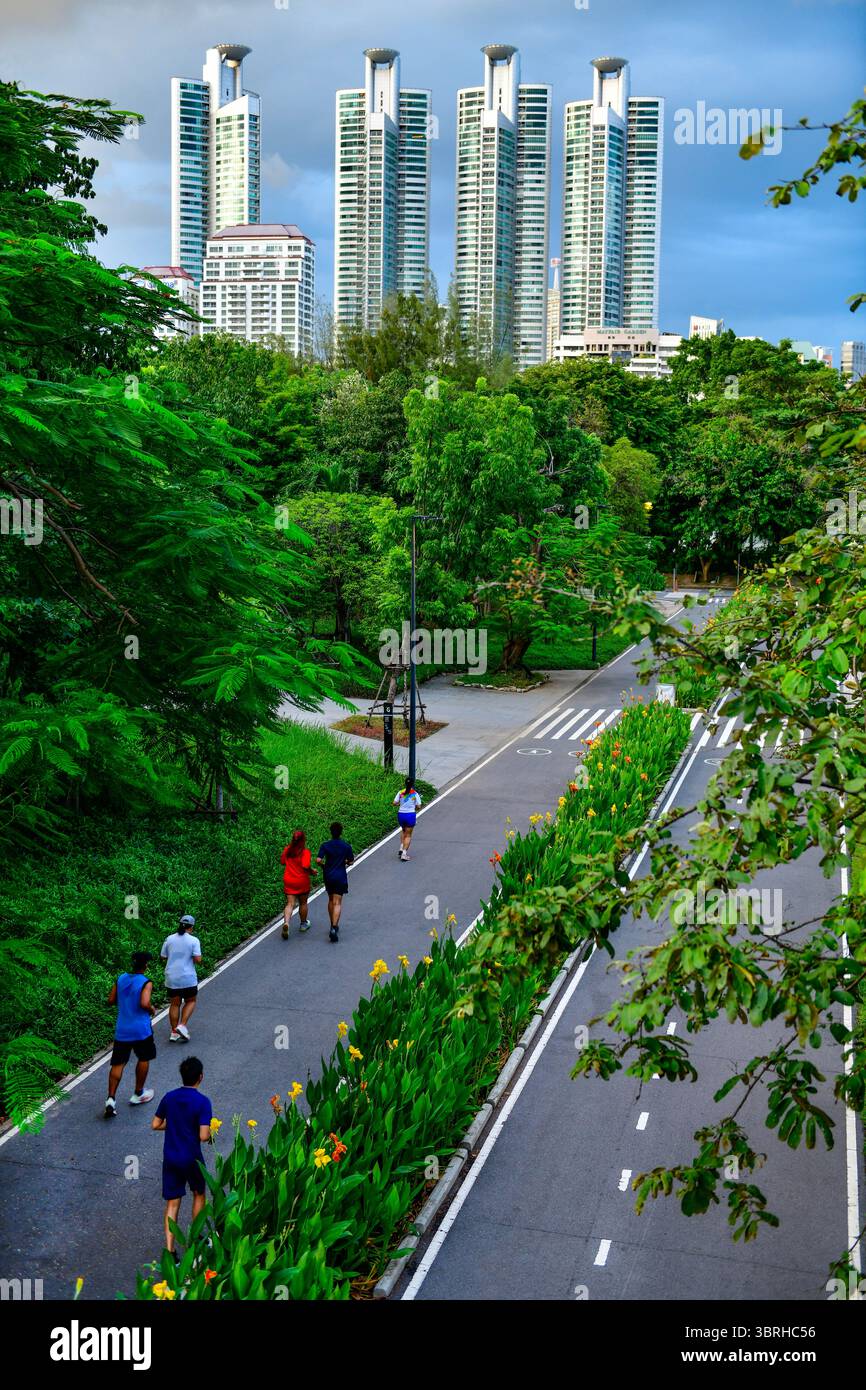Blick auf die Rad- und Joggingwege im Benjakitti Park am Abend, Bangkok, Thailand. Stockfoto