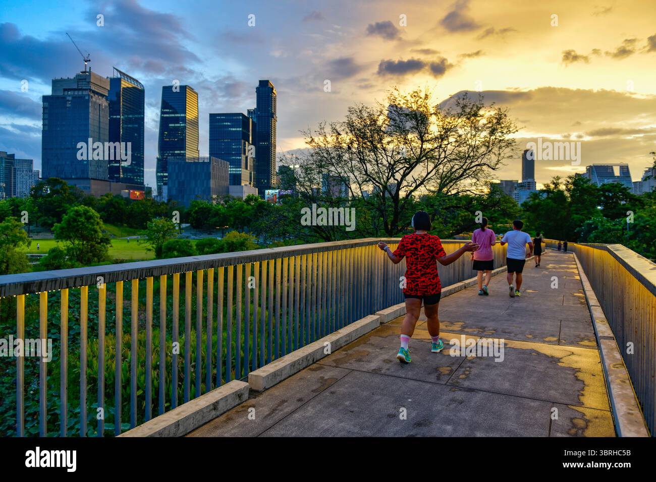 Blick auf die Stadt vor Sonnenuntergang vom Benjakitti Forest Park, befindet sich im zentralen Teil von Bangkok. Stockfoto