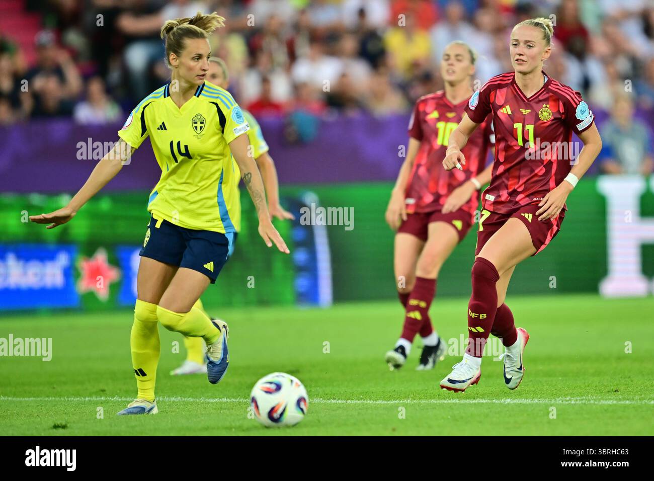 12. Juli 2025, Schweiz, Zürich: Fußball, Frauen: Europameisterschaft, Schweden - Deutschland, Vorrunde, Gruppe C, Spieltag 3. Die schwedische Nathalie Björn (l) gegen die deutsche Lea Schüller. Foto: Sebastian Christoph Gollnow/dpa Stockfoto