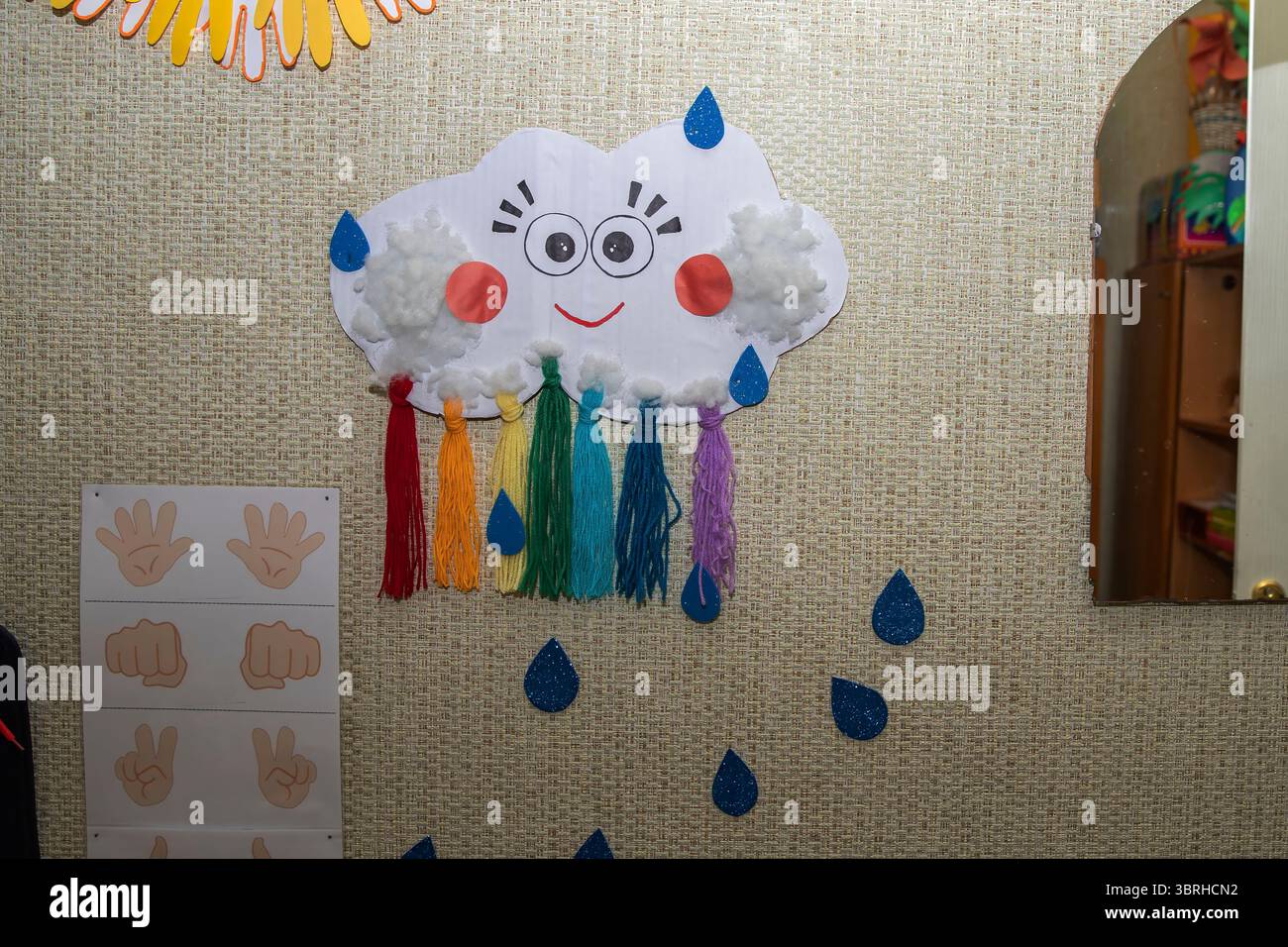 Redaktionelles Bild eines Kinderspielzimmers in einem Kindergarten in Kobeliaky, Ukraine, erstellt mit Unterstützung von UNICEF. Verschiedene Lernspielzeuge, Furnit Stockfoto