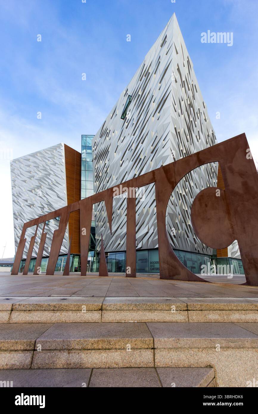 Titanic Belfast ist eine beeindruckende Besucherattraktion und ein Museum, das der Geschichte der RMS Titanic gewidmet ist. Belfast, Nordirland - 9. Februar 2014 Stockfoto