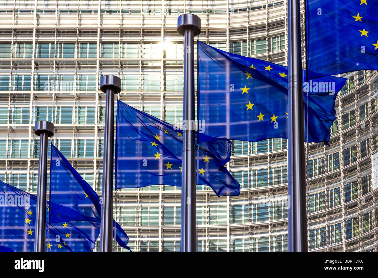 EU-Flaggen vor dem Sitz der Europäischen Kommission im Berlaymont-Gebäude in Brüssel, Belgien Stockfoto