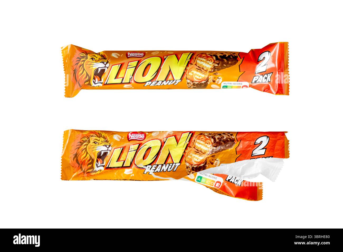 Nestle Lion Erdnuss Schokoladenriegel Verpackung sowohl neu als auch leer geöffnet isoliert auf weißem Hintergrund Stockfoto