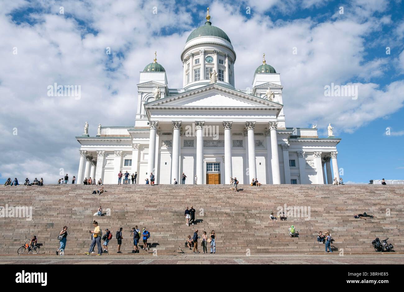 Finnische evangelisch-lutherische Kathedrale und Treppe mit entspannten Menschen in Helsinki, Finnland Stockfoto