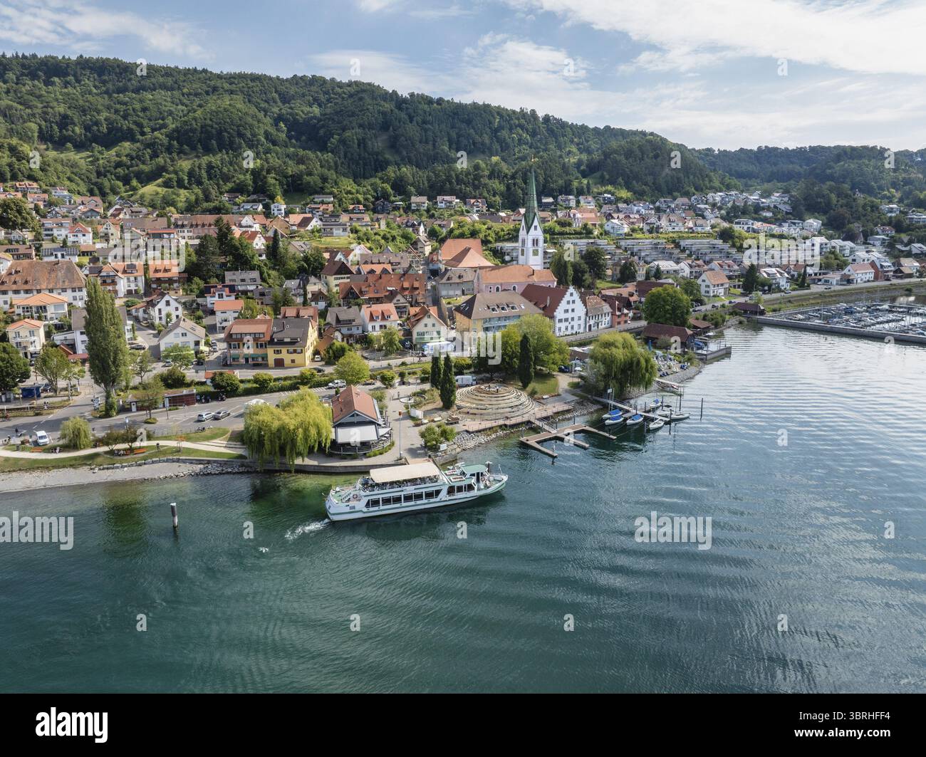 Ausflugsschiff, Kursschiff MS Grossherzog Ludwig am Schiffanleger der Gemeinde Sipplingen, Luftbild, Bodensee, Bodenseekreis Baden-Württemberg, Deuts Stockfoto