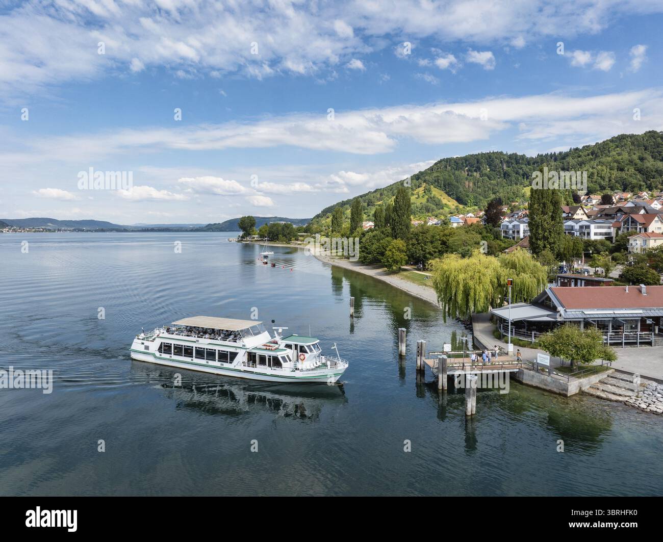 Ausflugsschiff, Kursschiff MS Grossherzog Ludwig am Schiffanleger der Gemeinde Sipplingen, Luftbild, Bodensee, Bodenseekreis Baden-Württemberg, Deuts Stockfoto