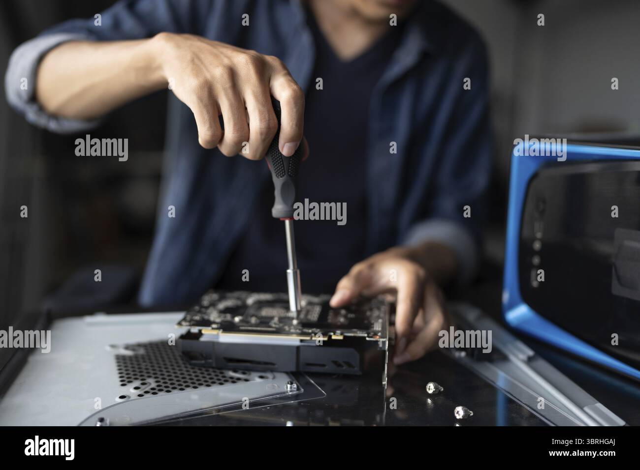 IT-Ingenieur Installation Hardware Ausrüstung Entwicklung Facility Engineer Wartung Computer Motherboard elektronische Reparaturwerkstatt Technologiegeschäft Stockfoto