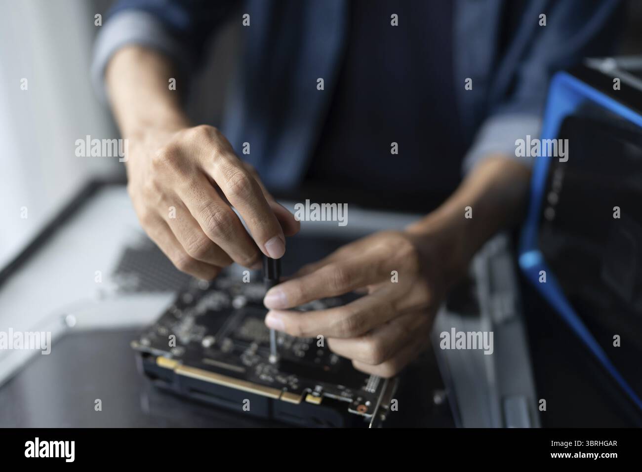 IT-Ingenieur Installation Hardware Ausrüstung Entwicklung Facility Engineer Wartung Computer Motherboard elektronische Reparaturwerkstatt Technologiegeschäft Stockfoto
