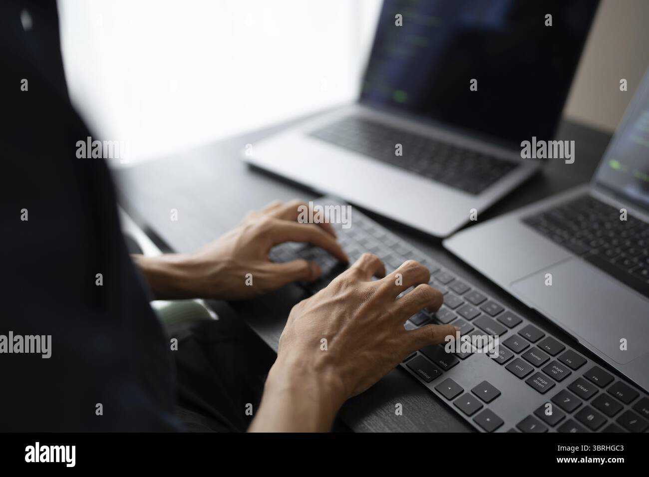 Asiatischer Mann Software-Ingenieur arbeitet am Computer am Bürotisch zum Schreiben von Programmcode IT Software Engineer Finden von Fehlern technischer Support devops erstellt Stockfoto