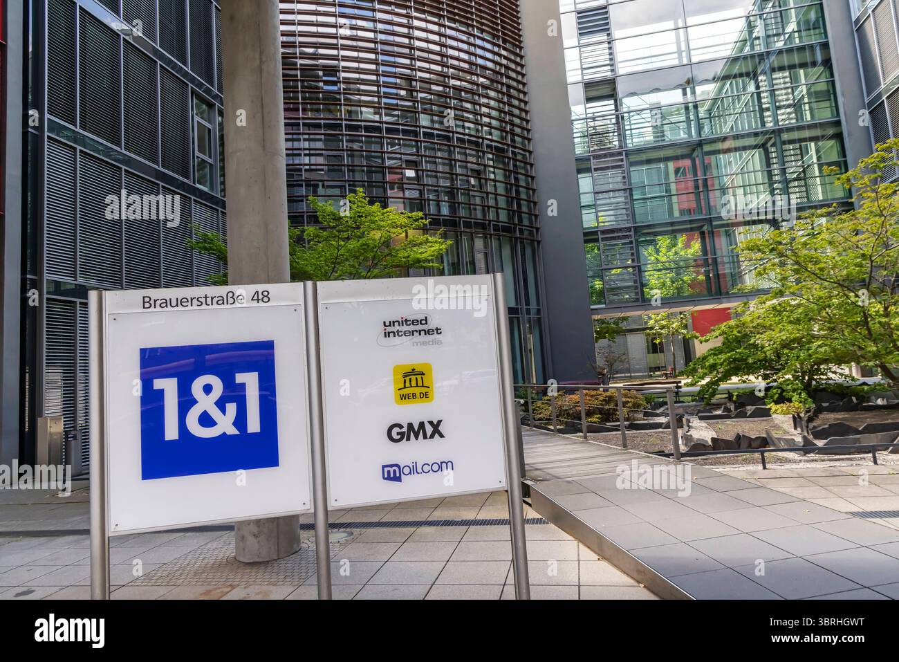 Bürogebäude 1&1, united Internet Media, Web-DE, GMX, Mail-com. Brauerstraße Karlsruhe. // 11.07.2025. Karlsruhe, Baden-Württemberg, Deutschland *** Bürogebäude 1 1, united Internet Media, Web de, GMX, Mail com Brauerstraße Karlsruhe 11 07 2025 Karlsruhe, Baden Württemberg, Deutschland Stockfoto