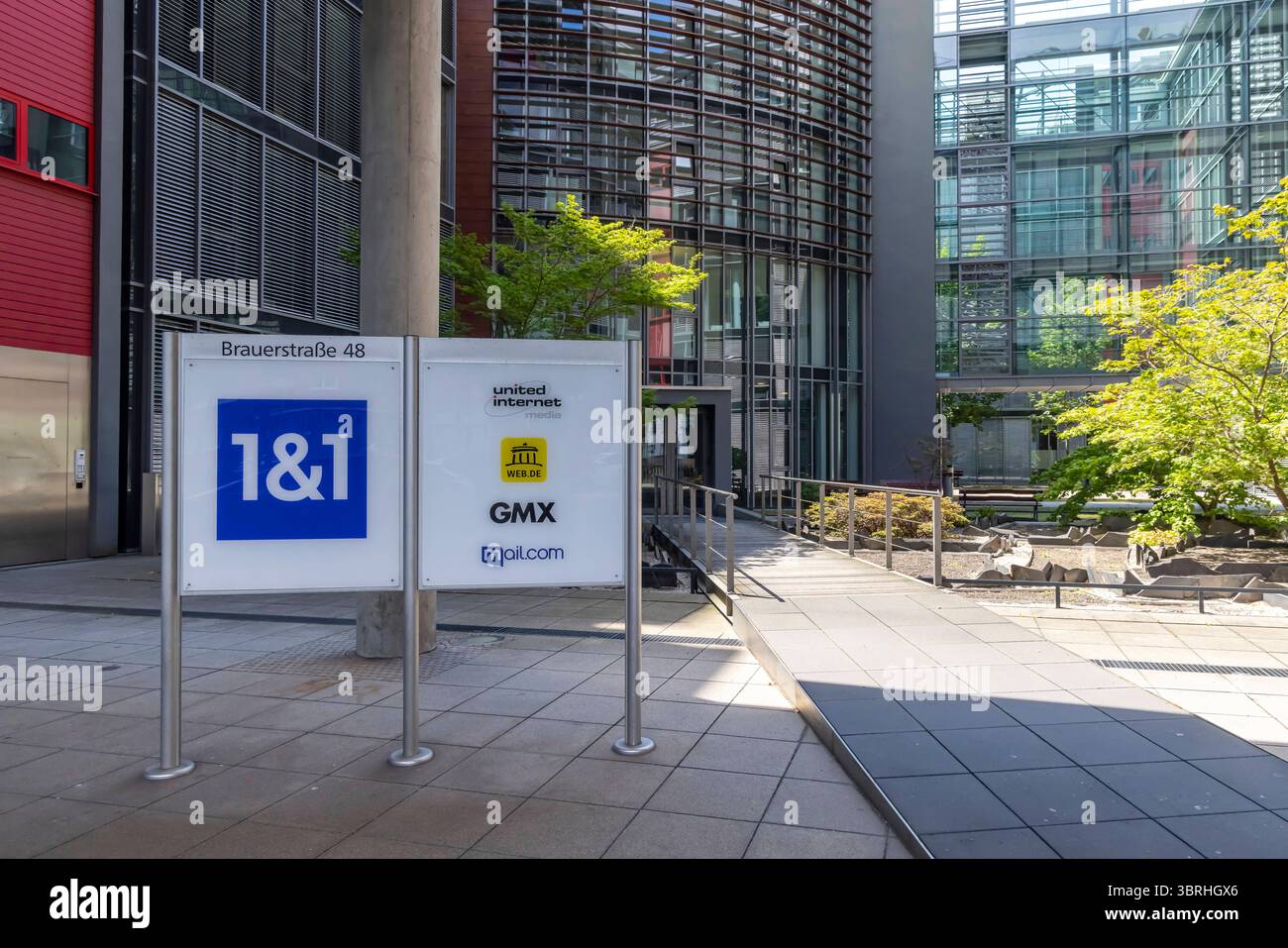 Bürogebäude 1&1, united Internet Media, Web-DE, GMX, Mail-com. Brauerstraße Karlsruhe. // 11.07.2025. Karlsruhe, Baden-Württemberg, Deutschland *** Bürogebäude 1 1, united Internet Media, Web de, GMX, Mail com Brauerstraße Karlsruhe 11 07 2025 Karlsruhe, Baden Württemberg, Deutschland Stockfoto