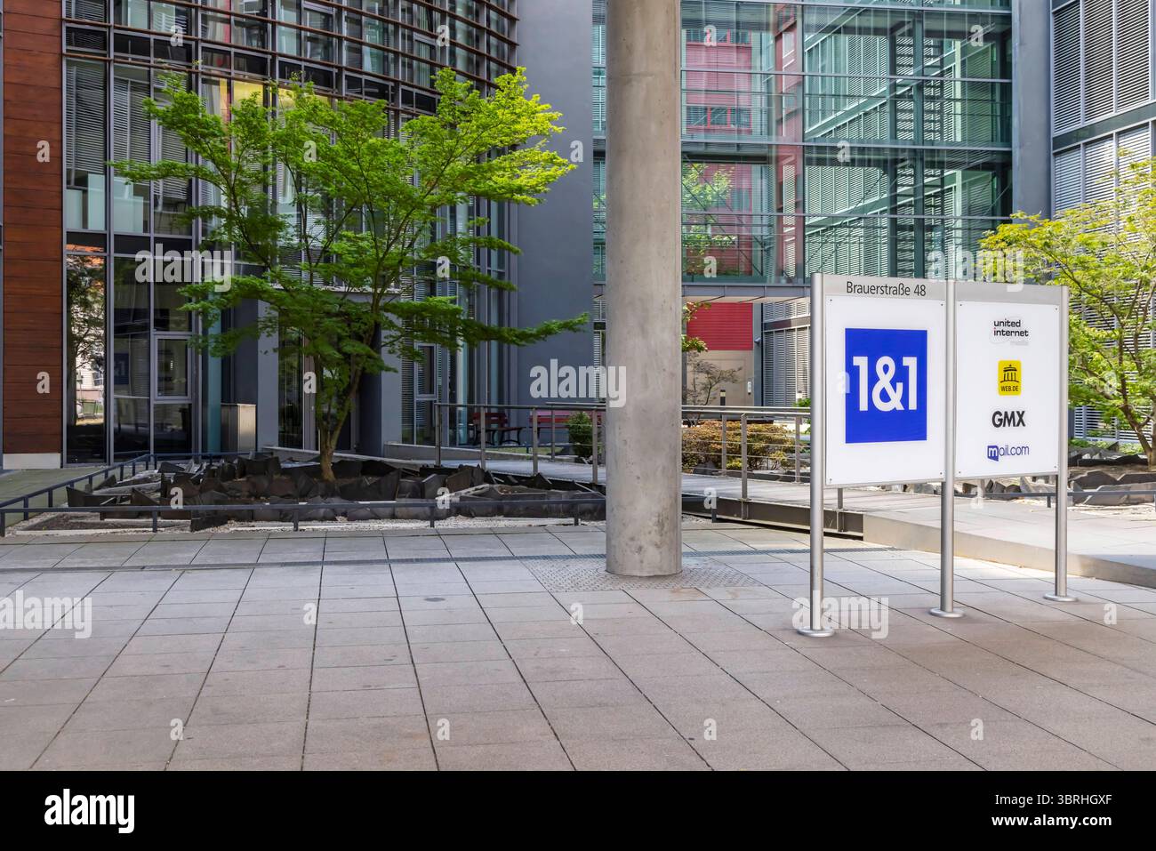 Bürogebäude 1&1, united Internet Media, Web-DE, GMX, Mail-com. Brauerstraße Karlsruhe. // 11.07.2025. Karlsruhe, Baden-Württemberg, Deutschland *** Bürogebäude 1 1, united Internet Media, Web de, GMX, Mail com Brauerstraße Karlsruhe 11 07 2025 Karlsruhe, Baden Württemberg, Deutschland Stockfoto