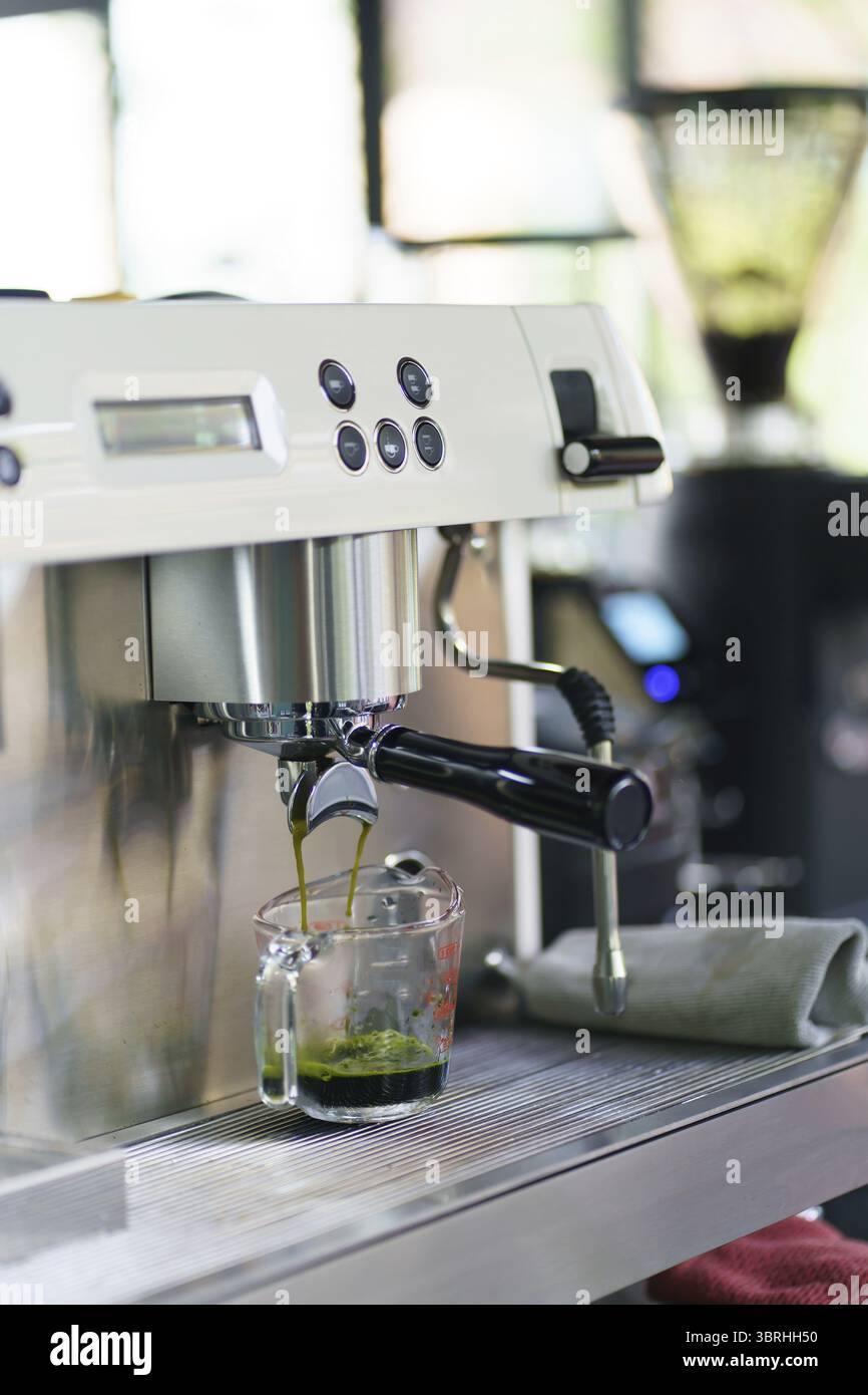 Barista Kaffeemaschine im Café selektiver Fokus Zubereiten Sie heißer Kaffee Espresso mit professioneller Kaffeemaschine zu Stockfoto