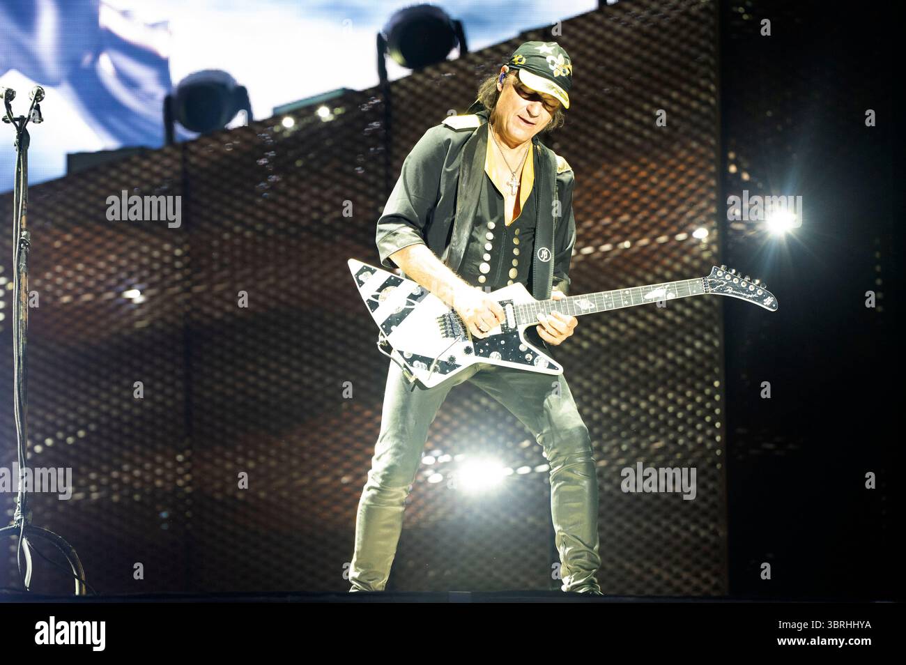 Matthias Jabs von den Scorpions live bei der Konzertreihe „Moon&Stars 2025“ auf der Piazza Grande. Locarno, 12.07.2025 Stockfoto