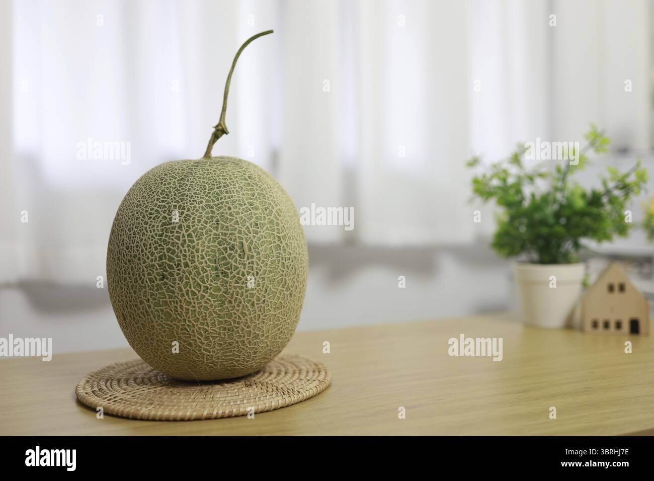 Früchte für das Gesundheitswesen Grüne Melone Holztisch Honigmelone oder Kantaloupe Stockfoto