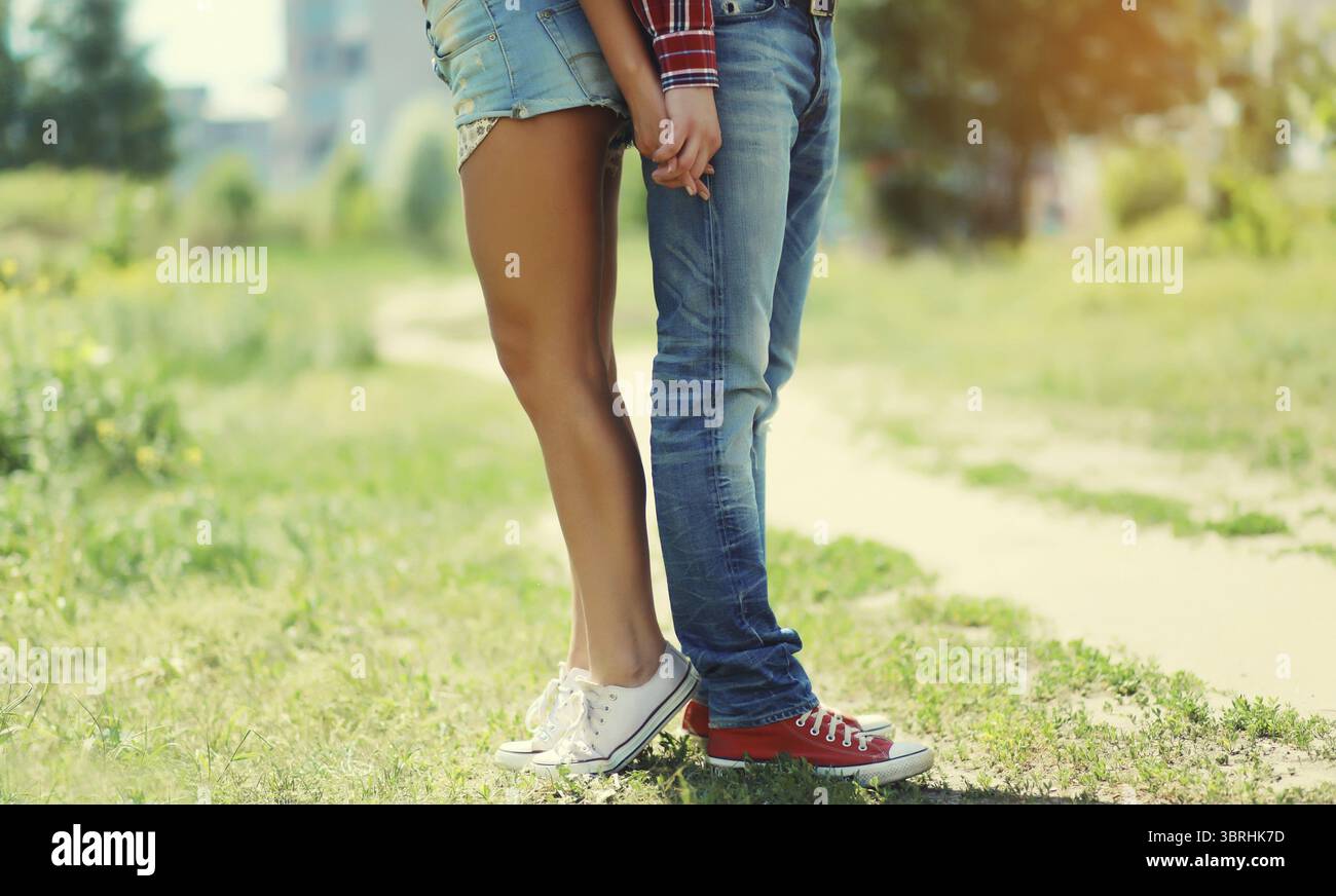 Nahaufnahme von jungen Paaren, die Hände halten, Mann und Frau zusammen verliebt, stehen sie im Sommerpark zurück an hinten Stockfoto
