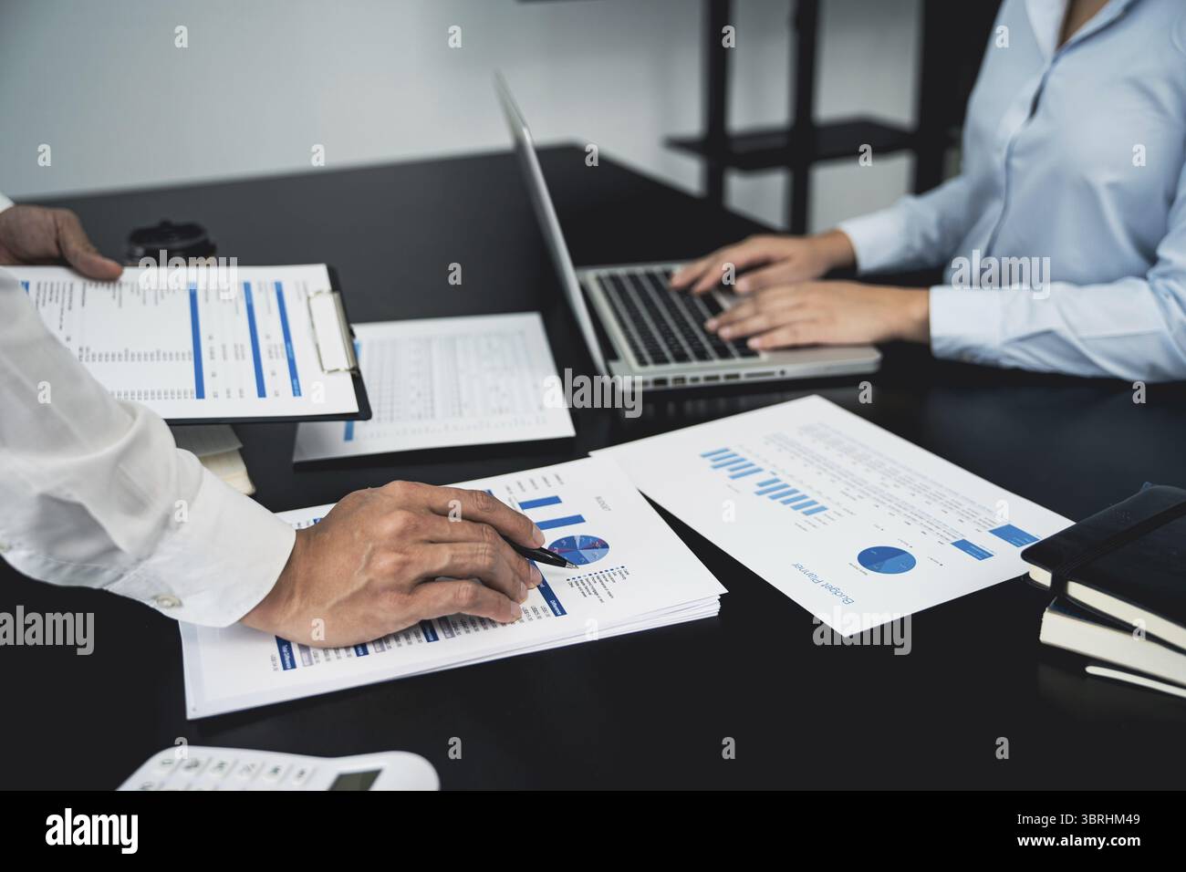 Teamleiter Coach unterrichten junge Mitarbeiter auf Papier erklären für den Geschäftsplan Zuhören Gesprächspartner und Besprechen der neuen Projektpräsentation ernsthafte Profis Stockfoto