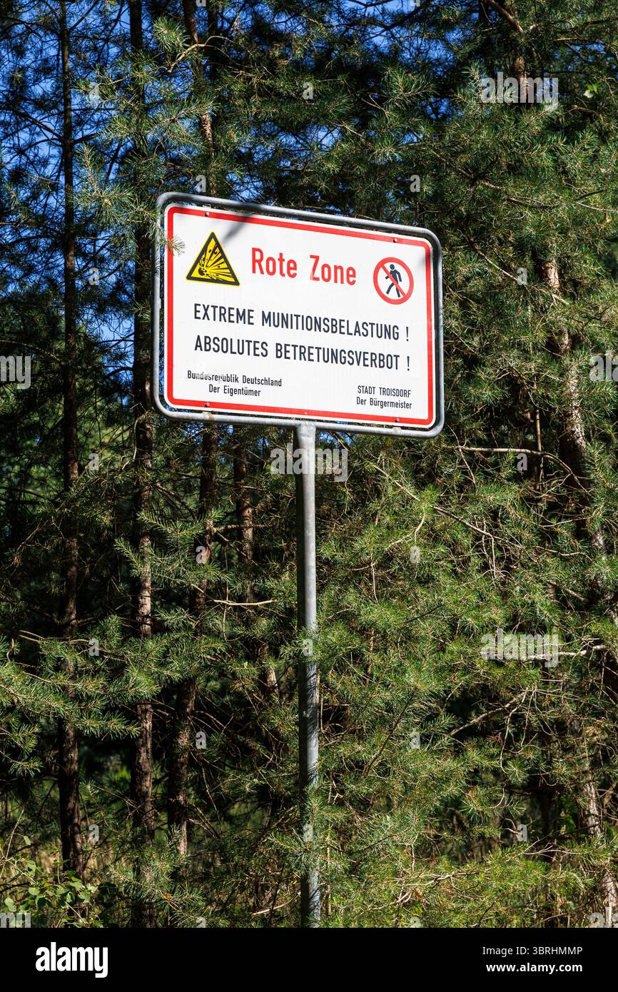 Die Wahner Heide bei Köln, Schild warnt vor extremer Munitionsbelastung, Nordrhein-Westfalen. Bis 2004 waren große Teile der Wahner Stockfoto
