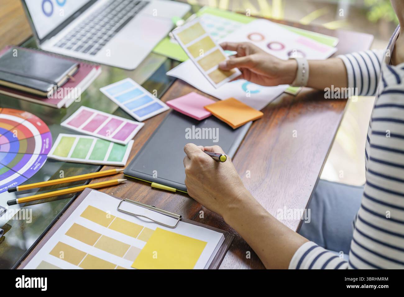 Teamwork Brainstorming Creative Idea Business Projekt. Geschäftsleute treffen sich, um sich Notizen zu machen, während sie mit Farbmuster diskutieren, um Ideen zu teilen Stockfoto