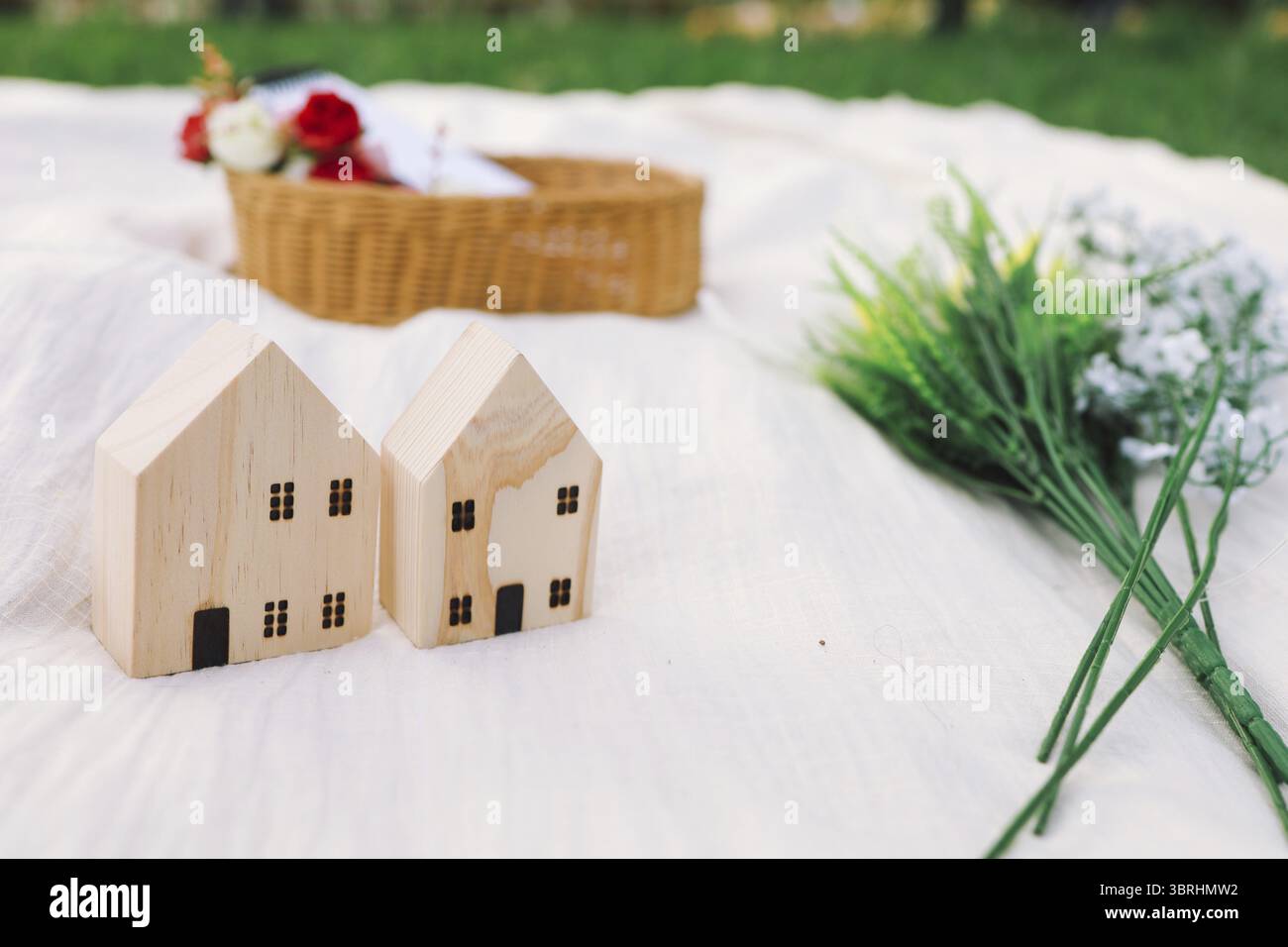 Leerer Picknickplatz auf Wiese mit Kopierraum Modellraum für Text Stockfoto