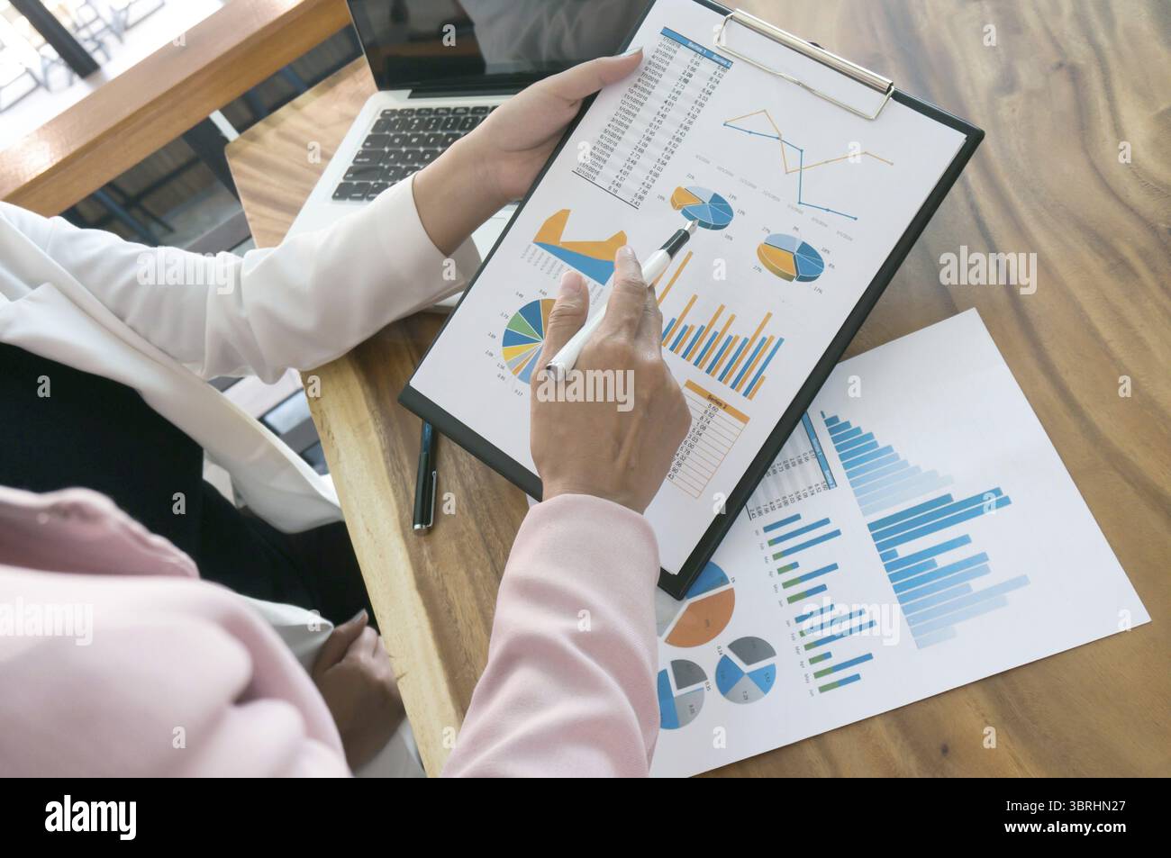 Teamleiter Coach unterrichten junge Mitarbeiter auf Papier erklären für den Geschäftsplan Zuhören Gesprächspartner und Besprechen der neuen Projektpräsentation ernsthafte Profis Stockfoto