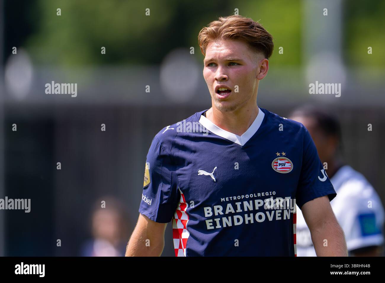 Eindhoven, Niederlande. Juli 2025. EINDHOVEN, NIEDERLANDE - 12. JULI: Joey van den Berg von PSV sieht sich während des Vorsaison-Freundschaftsspiels zwischen PSV und SV Elversberg am 12. Juli 2025 auf dem PSV Campus de Herdgang in Eindhoven an. (Foto von Joris Verwijst/Orange Pictures) Credit: Orange Pics BV/Alamy Live News Stockfoto