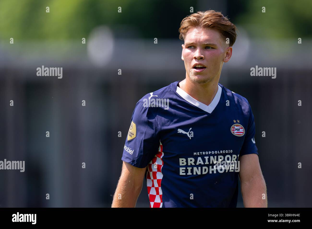 Eindhoven, Niederlande. Juli 2025. EINDHOVEN, NIEDERLANDE - 12. JULI: Joey van den Berg von PSV sieht sich während des Vorsaison-Freundschaftsspiels zwischen PSV und SV Elversberg am 12. Juli 2025 auf dem PSV Campus de Herdgang in Eindhoven an. (Foto von Joris Verwijst/Orange Pictures) Credit: Orange Pics BV/Alamy Live News Stockfoto