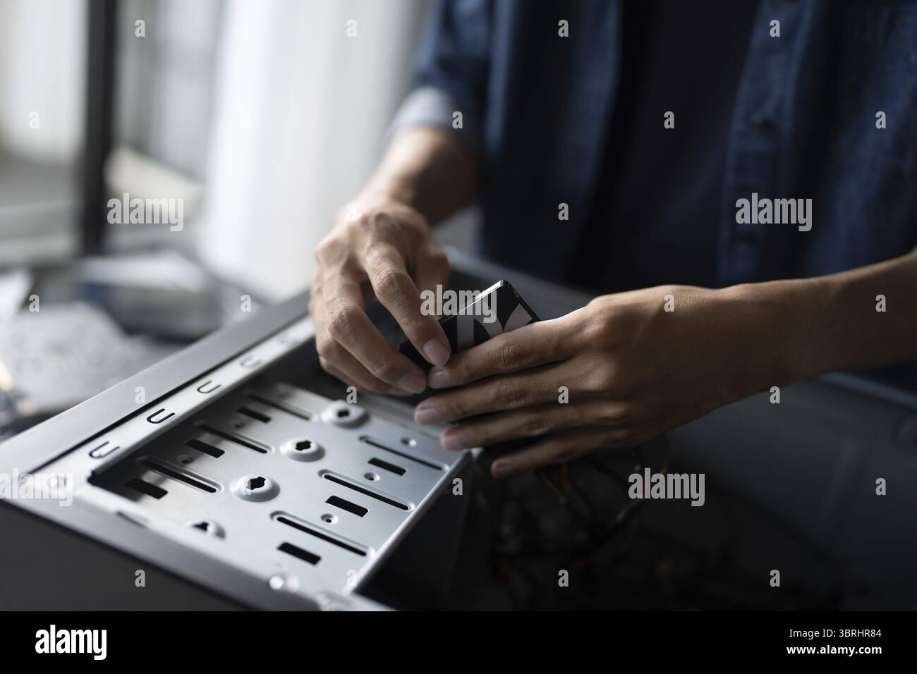 IT-Ingenieur Installation Hardware Ausrüstung Entwicklung Facility Engineer Wartung Computer Motherboard elektronische Reparaturwerkstatt Technologiegeschäft Stockfoto