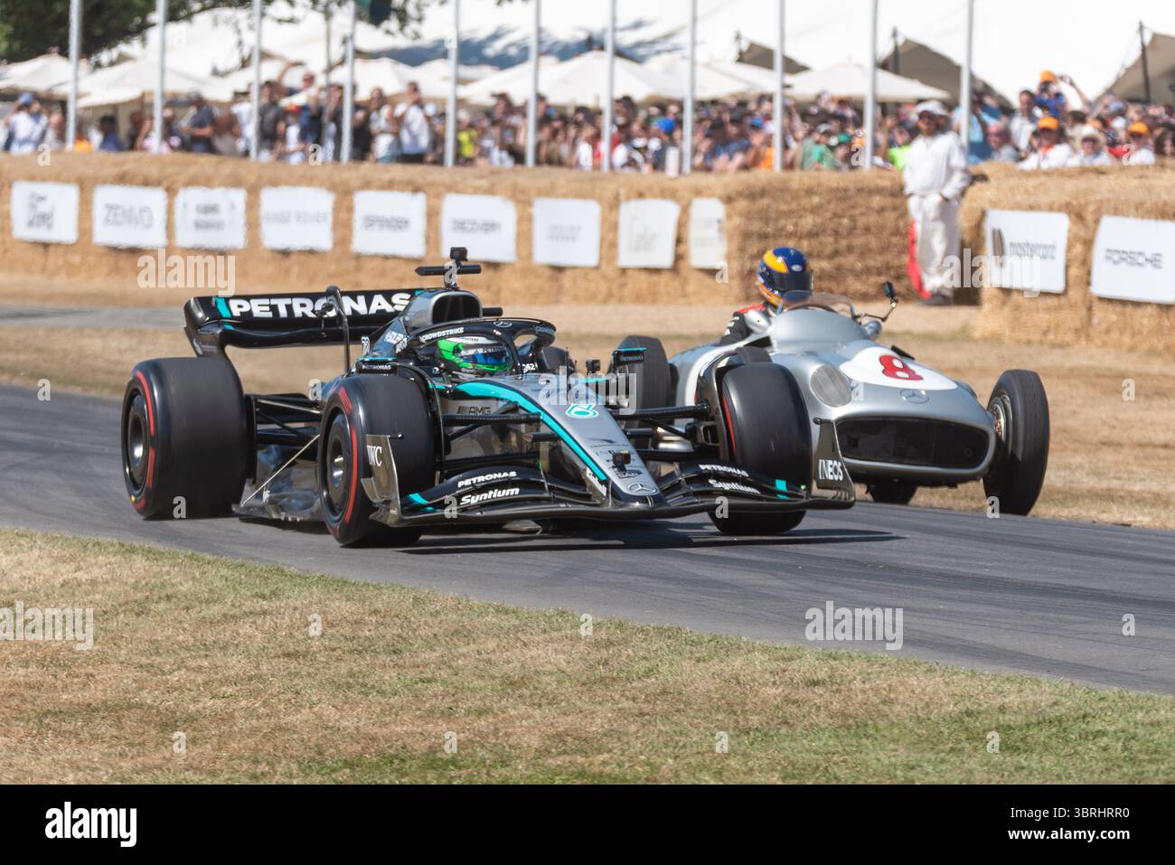 Goodwood, West Sussex, Großbritannien. Juli 2025. Am Sonntag von Goodwood findet das Shoot-Out-Finale statt, bei dem Autos versuchen, in kürzester Zeit den Berg hinaufzuklettern, sowie eine Mischung aus Debut-Rennwagen und historischen und modernen Rennwagen und Motorrädern. Ein Thema auf der Rennstrecke ist das 75. Jubiläum der Formel 1. Mercedes F1-Fahrzeuge aus der Geschichte Stockfoto