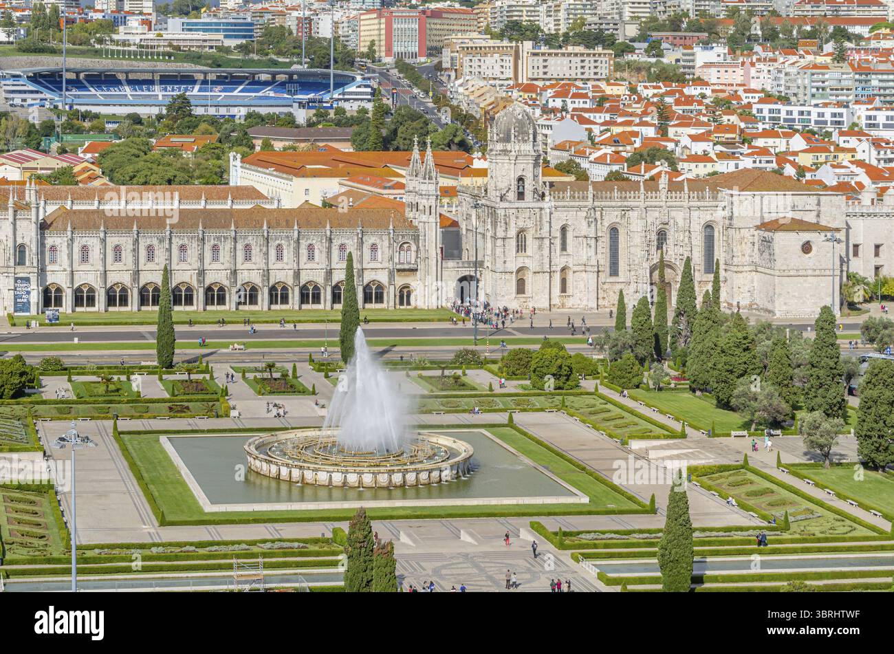 LISSABON, PORTUGAL - 8. NOVEMBER 2014: Aus der Vogelperspektive des Klosters Jeronimos und des Stadions Restelo (wo C.F. Belenenses spielt), von der Spitze des Stockfoto
