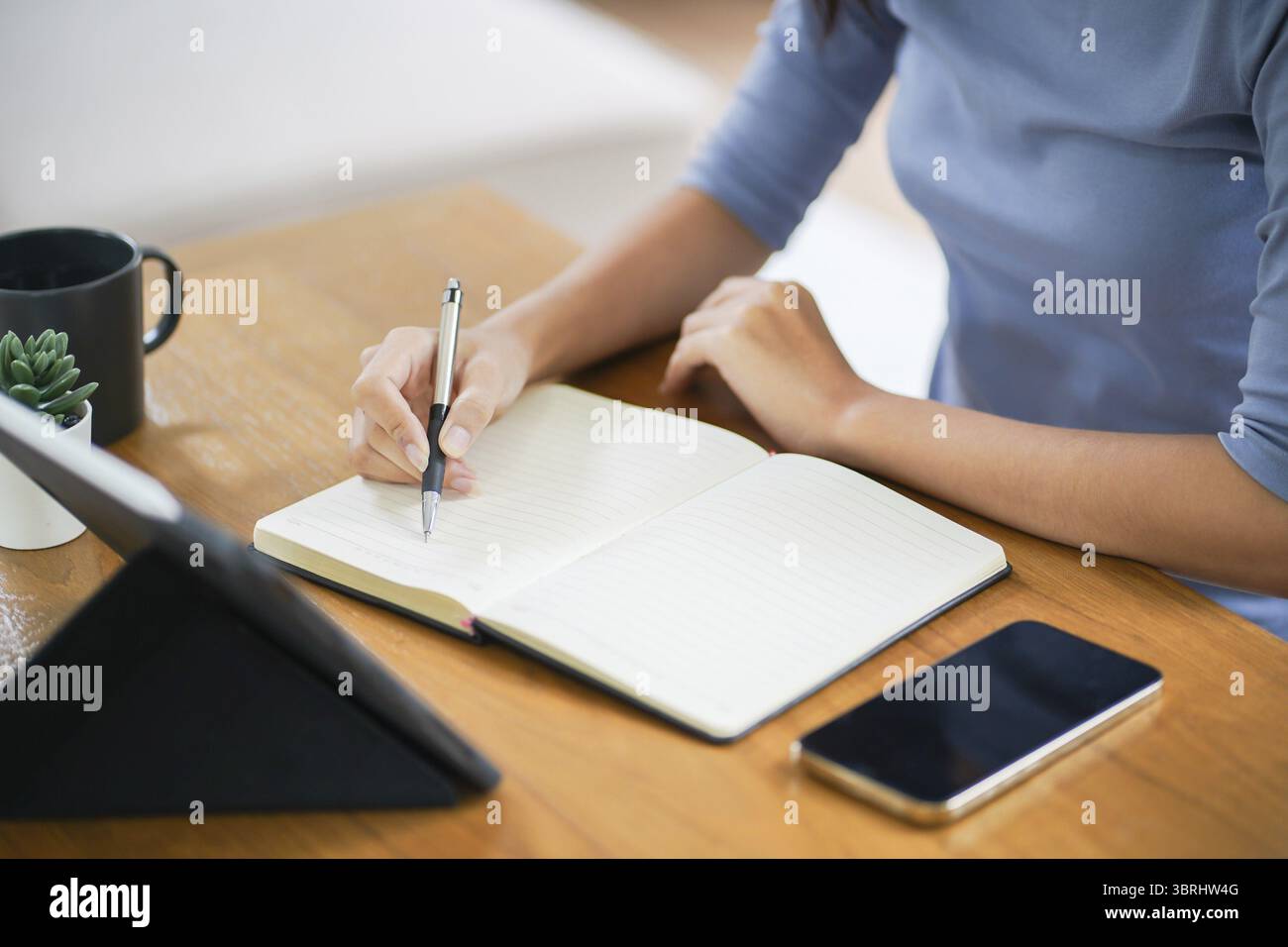 Online-Lernkurs für E-Learning. Smart Student Mädchen sitzt am Tisch beobachten Lektion online und das Lernen von zu Hause. Bleib zu Hause Stockfoto