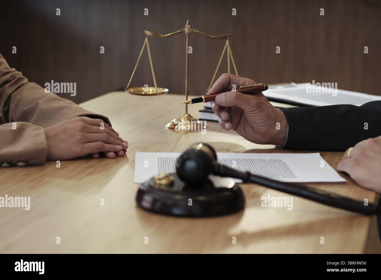 Richter gavel Entscheidung über Ehe Scheidung Unterzeichnung Papiere. Anwalt Konzept Stockfoto