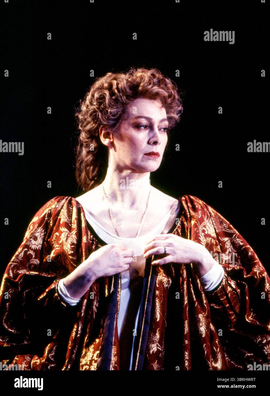 Francesca Annis (Gertrude) in WEILER von Shakespeare at the Hackney Empire, London E8 28/02/1995 an Almeida Theatre Set Design: Peter J Davidson Kostüme: James Acheson Beleuchtung: Mark Henderson Regie: Jonathan Kent Stockfoto