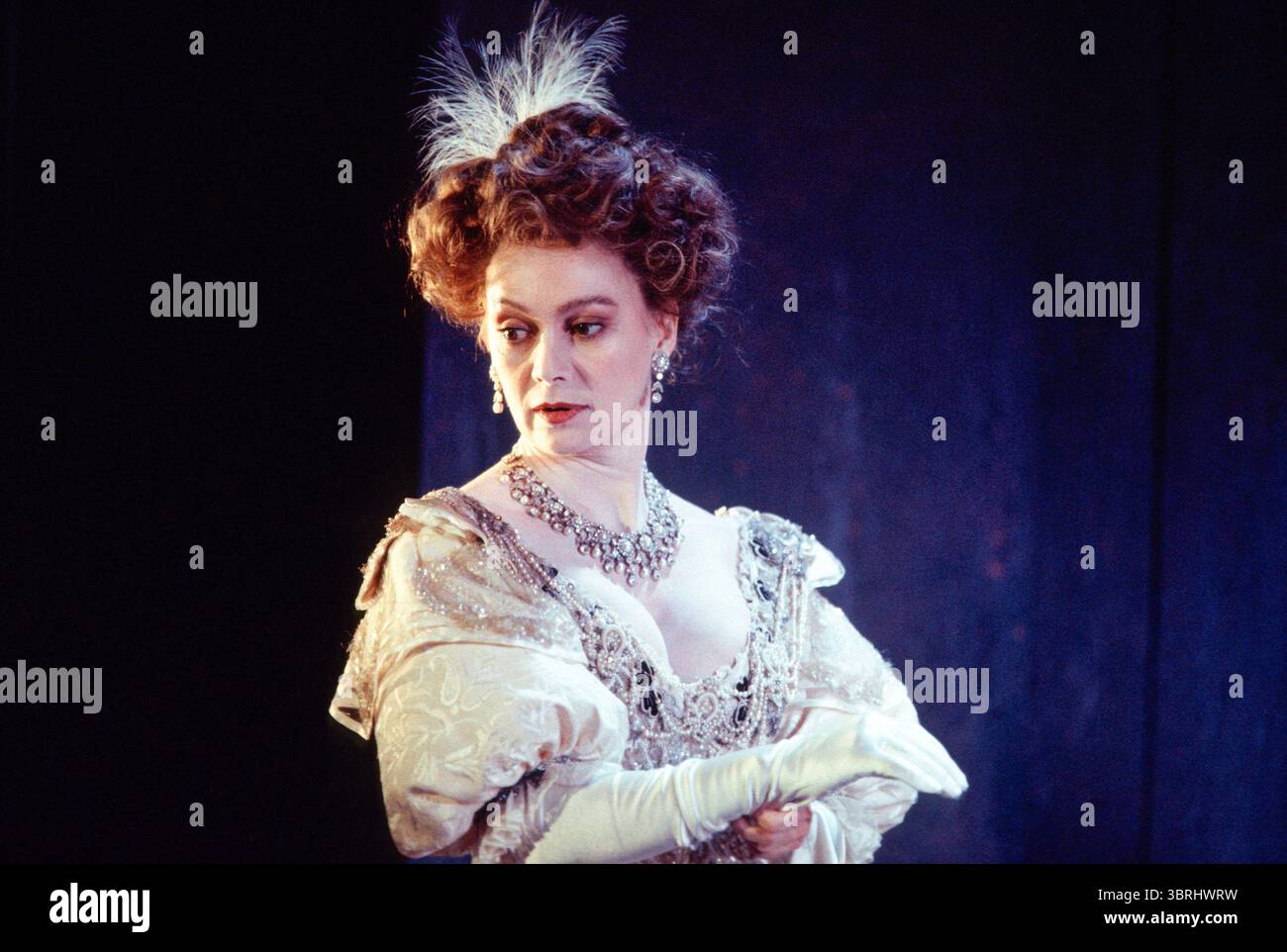 Francesca Annis (Gertrude) in WEILER von Shakespeare at the Hackney Empire, London E8 28/02/1995 an Almeida Theatre Set Design: Peter J Davidson Kostüme: James Acheson Beleuchtung: Mark Henderson Regie: Jonathan Kent Stockfoto