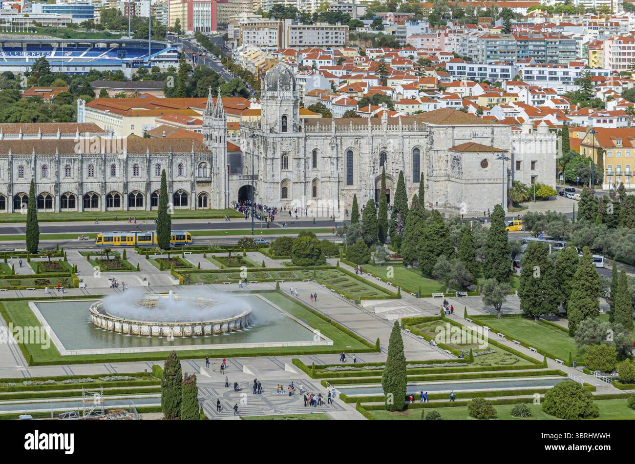 LISSABON, PORTUGAL - 8. NOVEMBER 2014: Aus der Vogelperspektive des Klosters Jeronimos und des Stadions Restelo (wo C.F. Belenenses spielt), von der Spitze des Stockfoto