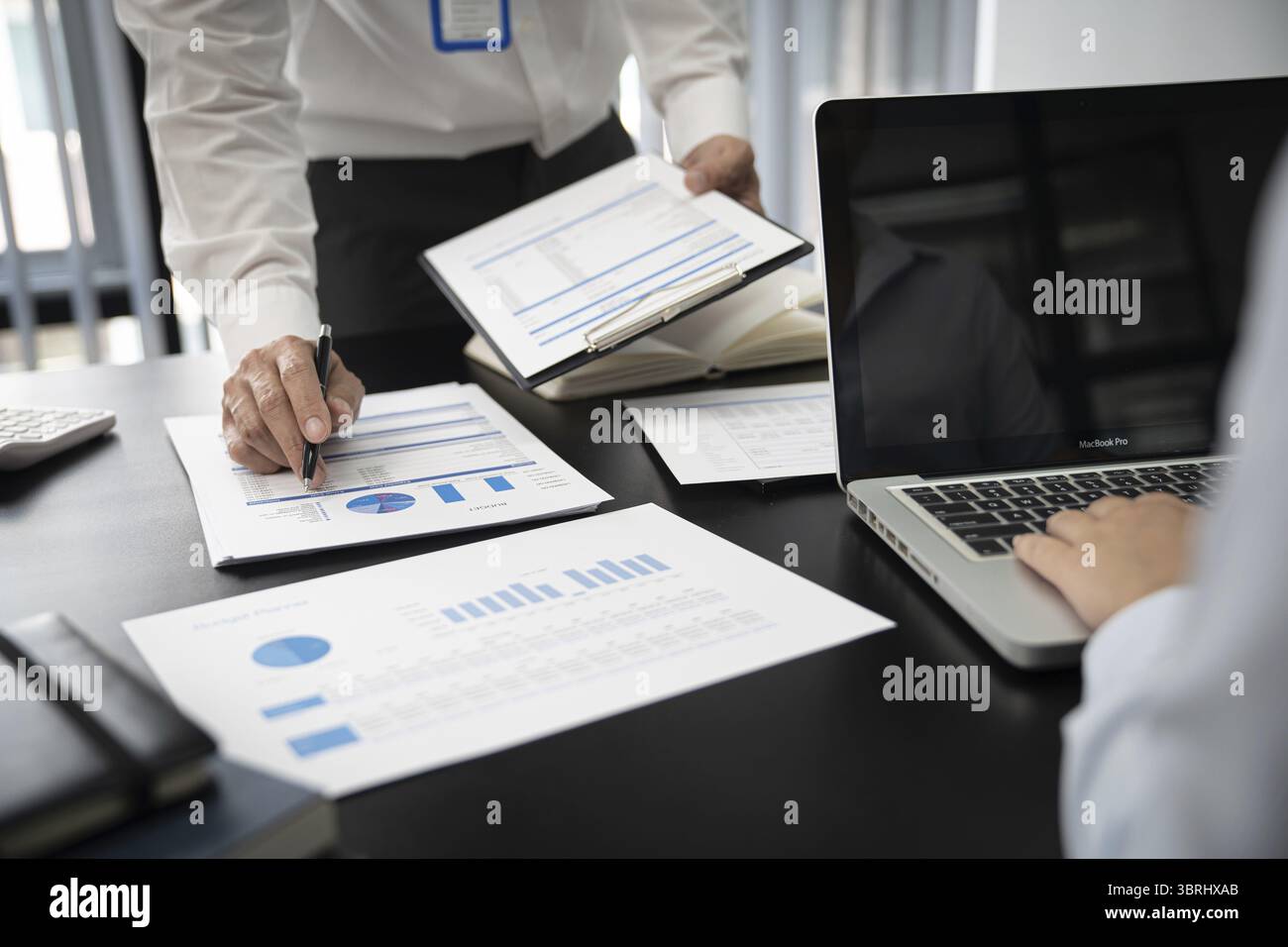 Teamleiter Coach unterrichten junge Mitarbeiter auf Papier erklären für den Geschäftsplan Zuhören Gesprächspartner und Besprechen der neuen Projektpräsentation ernsthafte Profis Stockfoto