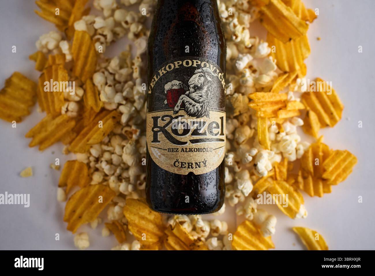 Tyumen, Russland - 8. Juli 2025: Craft Beer kozel serviert mit knusprigen Snacks, die eine perfekte Kombination für Entspannung schaffen Stockfoto