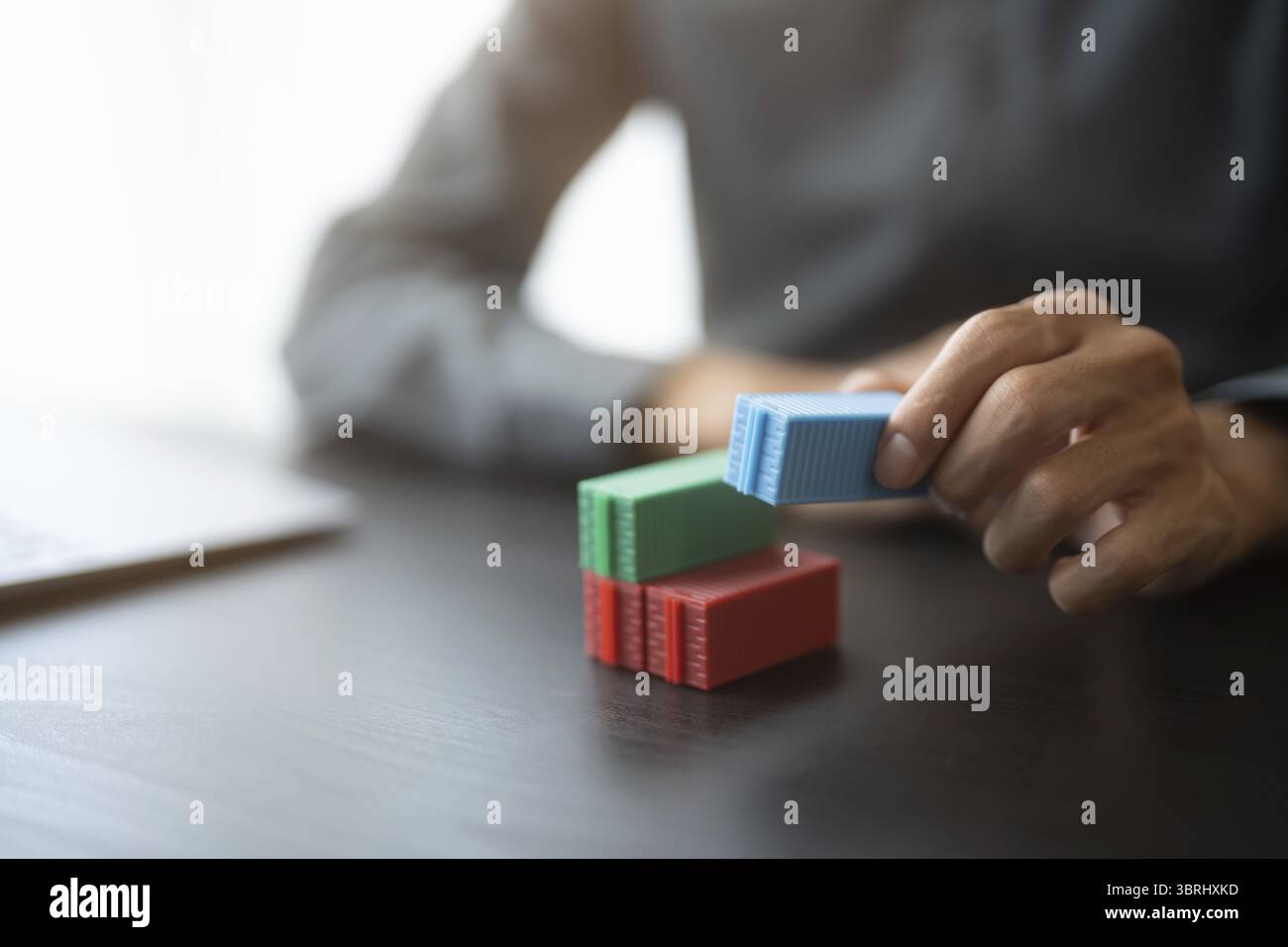 Global Shipping Business Frachtcontainer Logistik Transport. Business Hand hält Frachtcontainer für Export- und Importlogistik Transport BU Stockfoto