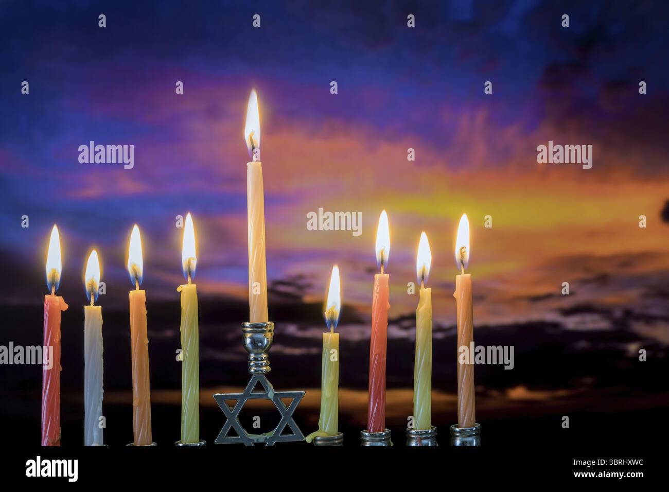 Jüdisches Feiertagssymbol Hanukkah Menora Sonnenuntergangshimmel Wolken Abendhimmel Stockfoto
