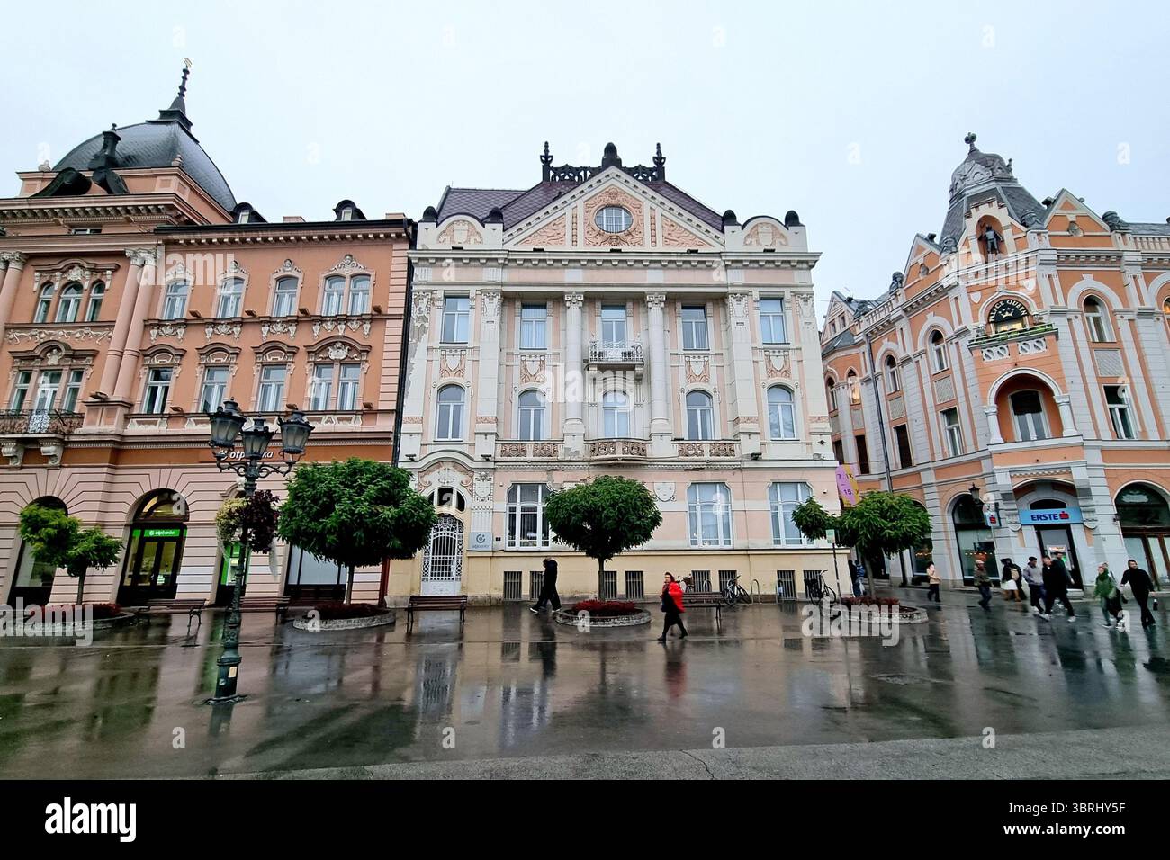 Blick auf wunderschöne historische Gebäude auf dem Freiheitsplatz bei regnerischem Wetter in Novi Sad, Serbien Stockfoto