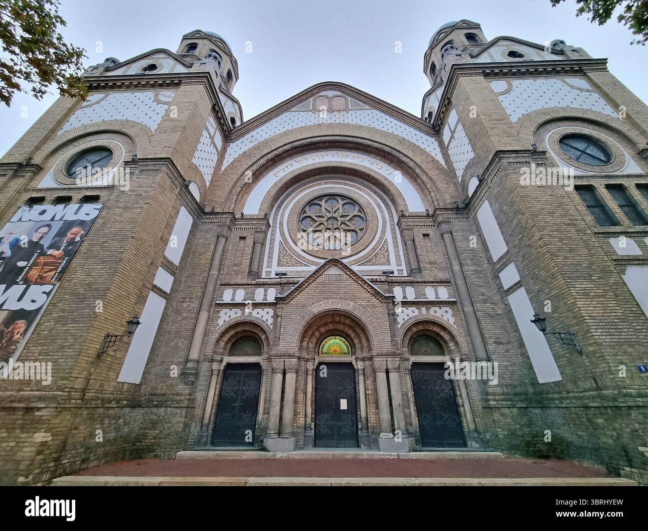 Wunderschöne Jugendstilfassade einer ehemaligen Synagoge in Novi Sad, Serbien Stockfoto