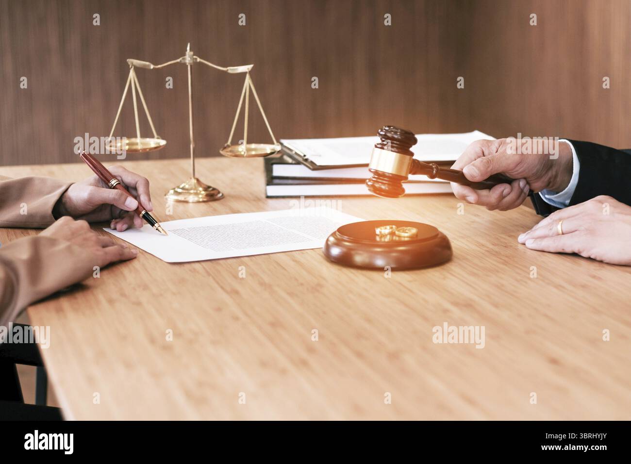 Richter gavel Entscheidung über Ehe Scheidung Unterzeichnung Papiere. Anwalt Konzept Stockfoto