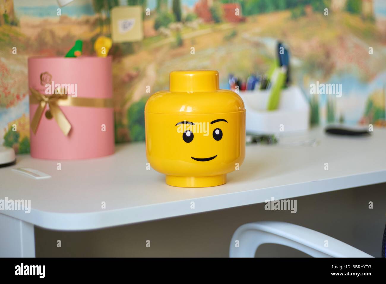 Tyumen, Russland-8. Juli 2025: Bunte Container, die Lego-förmig sind, ruhen auf einer Fensterbank Stockfoto