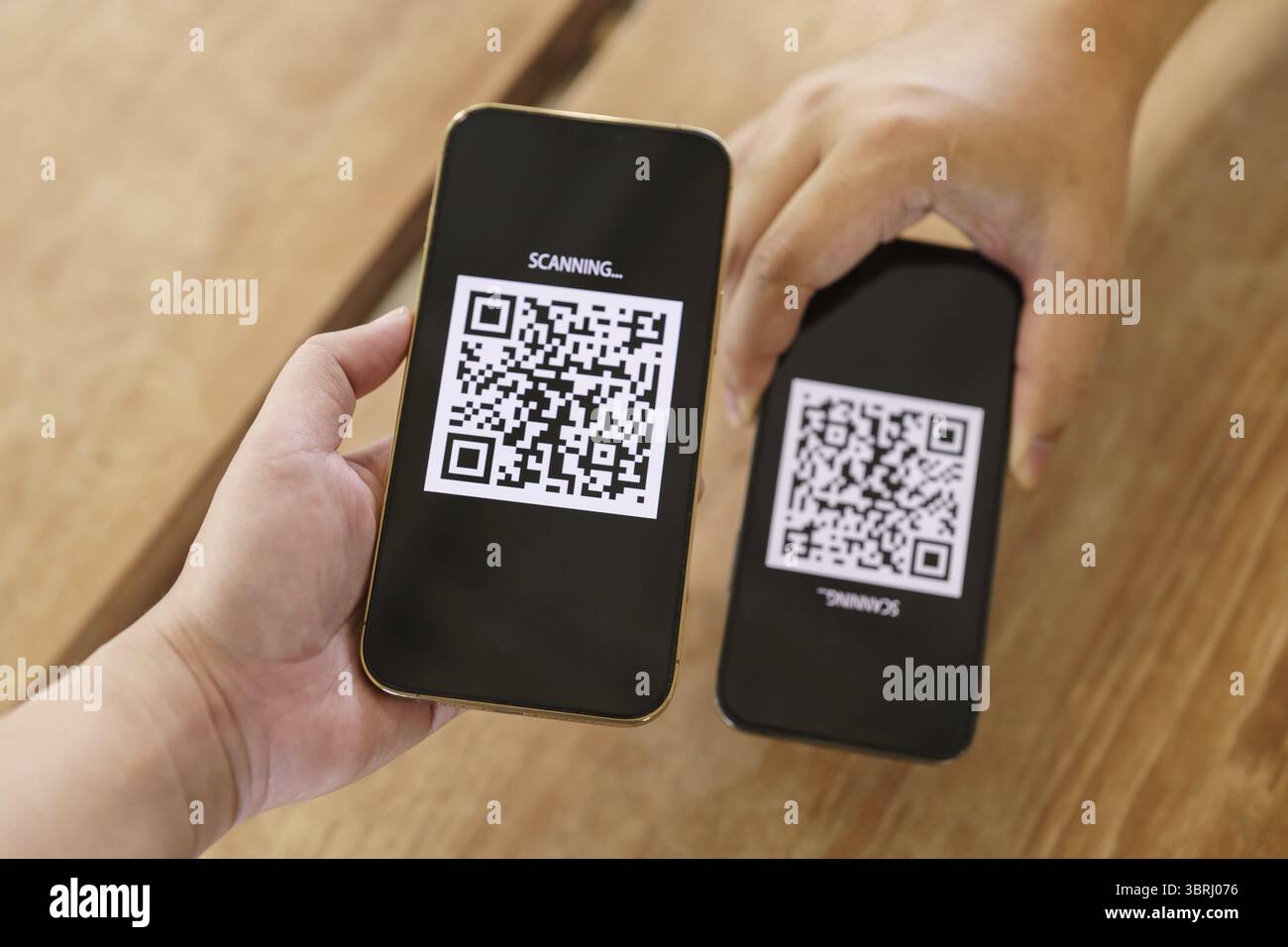 QR-Code-Zahlung. E-Wallet. Man Scanning Tag akzeptiert generiert digitale Bezahlung ohne Geld.Scannen QR Code Online Shopping bargeldlose Zahlung und Verifika Stockfoto