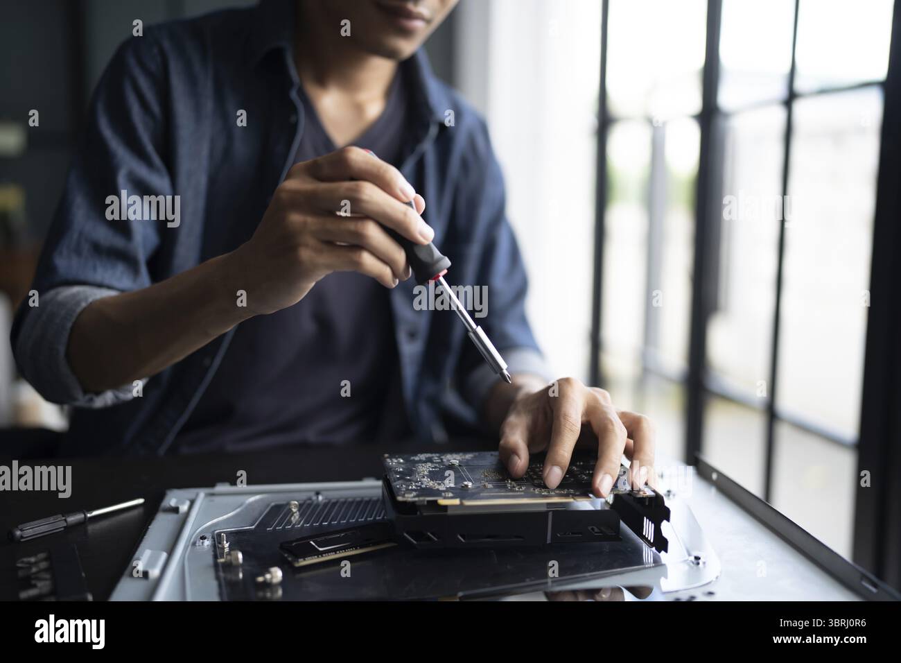 IT-Ingenieur Installation Hardware Ausrüstung Entwicklung Facility Engineer Wartung Computer Motherboard elektronische Reparaturwerkstatt Technologiegeschäft Stockfoto